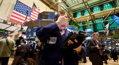 ap_economy_crisis_Dow_Jones_trader_photog-Richard_Drew