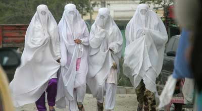 muslim women wearing burkas