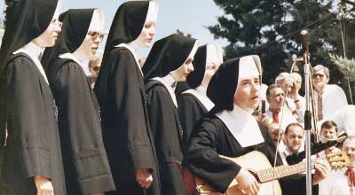nuns with guitars