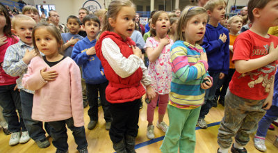 children recite pledge of allegiance