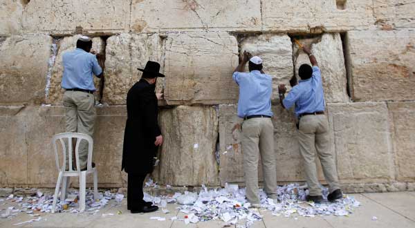 Reuters-Jerusalem-Western-Wall-prayer-notes-in-cracks-photog-Ammar-Awad