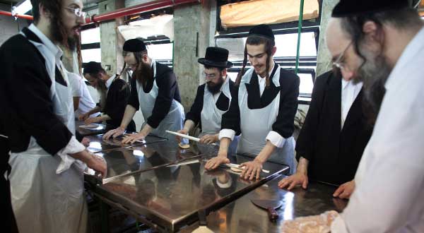 Reuters-Tel-Aviv-Passover-ulra-orthodox-Jews-matza-photog-Nir-Elias