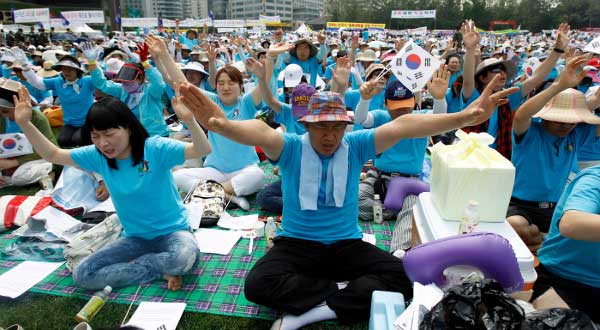 Reuters-South-Korea-Christians-pray-anti-North-Korea-rally-photog-Truth-Leem