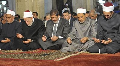 Mohammed Morsi praying