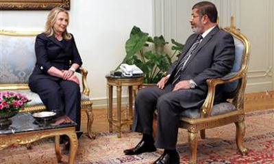 Former U.S. Secretary of State Hillary Clinton and former Egyptian President Mohammed Morsi