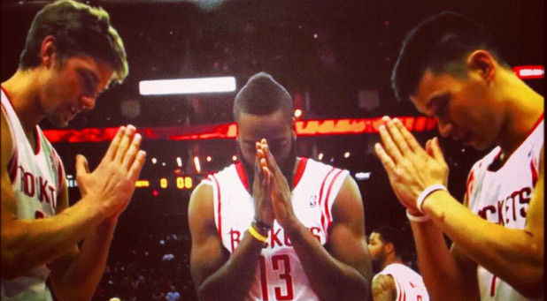 Jeremy Lin (r) and a pair of teammates pray prior to an NBA game in 2013