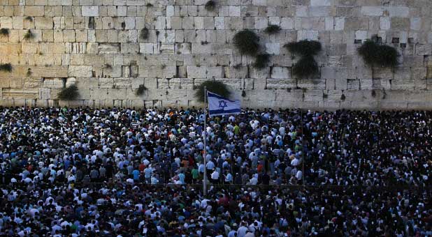 Israelis at wall