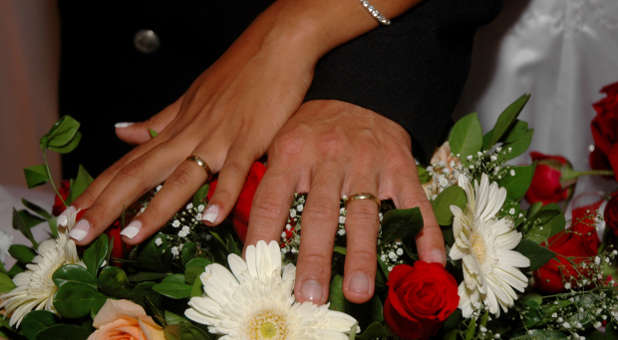 2014 us bride groom hands rings flowers
