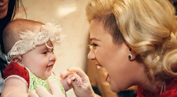 Kelly Clarkson and her daughter, River