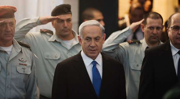 Israel's Prime Minister Benjamin Netanyahu (C), Defense Minister Moshe Yaalon (R, partially hidden) and outgoing Chief of Staff Lieutenant-General Benny Gantz (L) attend a handover ceremony at the prime minister's office in Jerusalem