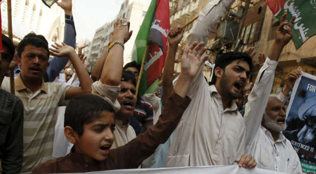 Pakistani Muslims protesting the invasion of Yemen.