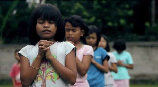Indonesian children praying.