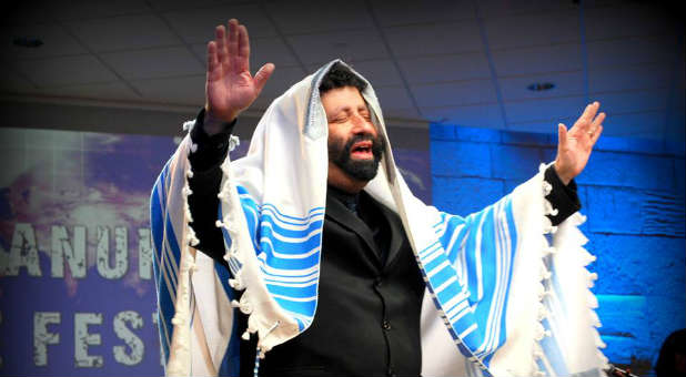 Jonathan Cahn delivering the blessing of Aaron