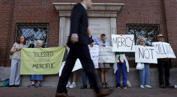 People protest the death penalty outside of convicted Boston bomber Dzhokhar Tsarnaev's sentencing.