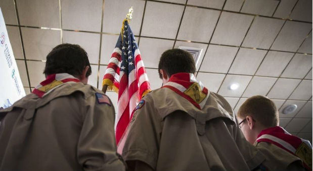 Boy Scouts stand on stage with a U.S. flag during the Pledge of Allegiance to begin the inaugural Freedom Summit meeting for conservative speakers in Manchester, New Hampshire April 12, 2014. REUTERS/Lucas Jackson