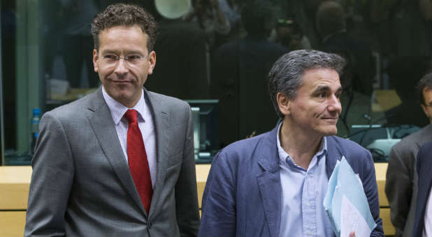 Newly appointed Greek Finance Minister Euclid Tsakalotos (R) and Eurogroup President Jeroen Dijsselbloem (L) attend a euro zone finance ministers meeting on the situation in Greece.