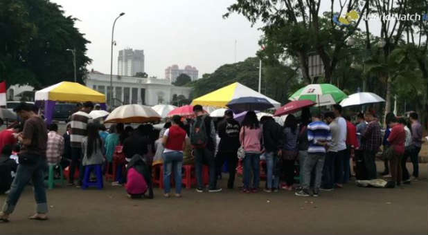 Indonesian Christians meet outside the president's home.