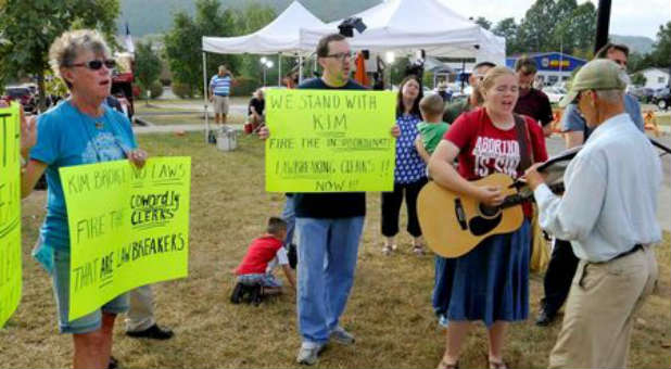 Supporters of Kim Davis rally outside the Kentucky Courthouse.