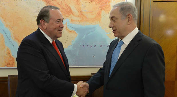 Mike Huckabee (l) and Israeli Prime Minister Benjamin Netanyahu