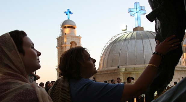 2015 politics syrianchristians touchstatueofjesus 2008 reuters