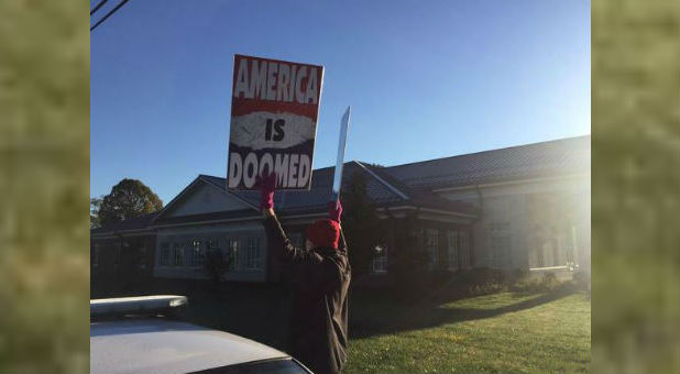 Westboro Baptist Church protests Kim Davis outside the Rowan County Courthouse.