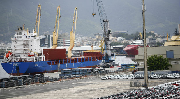 Hundreds of cars stand in the port of Rio de Janeiro, Brazil December 1, 2015. Brazil's economy shrank 1.7 percent in the third quarter, deepening its worst recession in 25 years and starving President Dilma Rousseff's government of taxes as she struggles with a growing fiscal deficit and a vast corruption scandal.