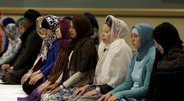 Muslim women pray.
