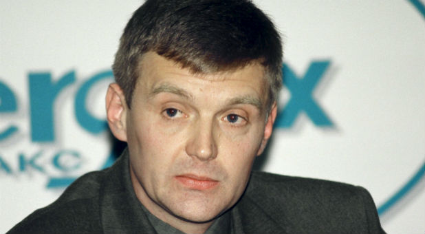 Alexander Litvinenko, then an officer of Russia's state security service FSB, attends a news conference in Moscow in this November 17, 1998 file picture