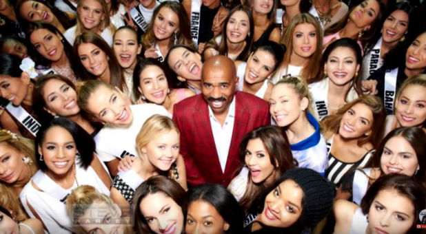 Steve Harvey with the Miss Universe contestants.