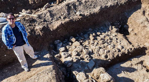 During a pre-construction survey prior to building a new road, Israel Antiquities Authority archaeologists excavated a 7,000-year-old settlement in a northern Jerusalem neighborhood.