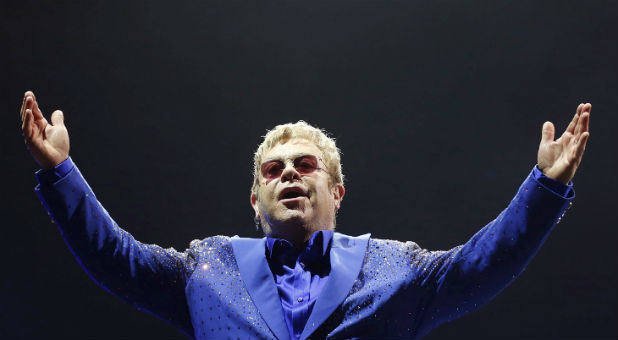 British singer Elton John told a concert in Moscow he still wanted to meet President Vladimir Putin to discuss his concerns about gay rights and AIDS in Russia despite the Kremlin leader not having time to meet him this time round.