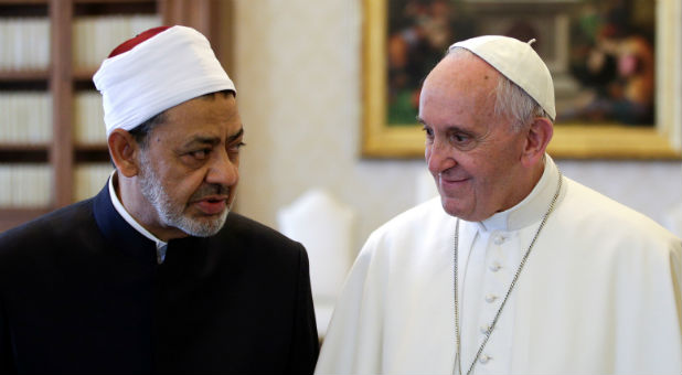 Pope Francis talks with Sheikh Ahmed Mohamed el-Tayeb, Egyptian Imam of al-Azhar Mosque, at the Vatican