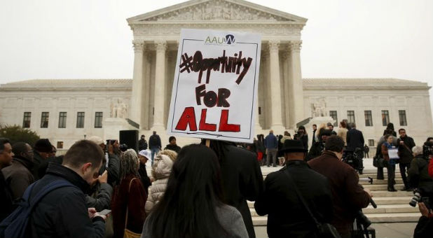 The U.S. Supreme Court on Thursday dealt President Barack Obama a harsh defeat, splitting 4-4 over his plan to spare millions of immigrants in the country illegally from deportation and give them work permits, leaving intact a lower-court ruling blocking the plan.