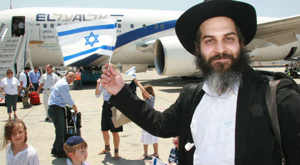 A French Jew prepares to board a plane from France to Israel for his aliyah.
