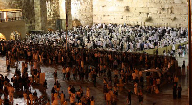 Hundreds of Israelis celebrate Yom Kippur at the Western Wall.