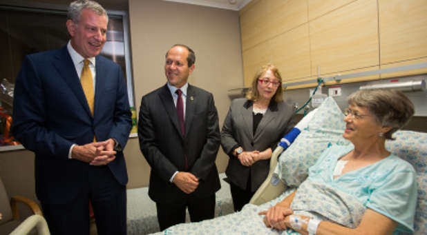 Terrorism victim Marike Veldman received a visit from New York City Mayor Bill de Blasio (l) and Jerusalem Mayor Nir Barkat (2l) at the Hadassah Medical Center in Jerusalem on Oct. 17, 2015.