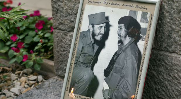 A portrait of late Cuban leader Fidel Castro (L) and revolutionary hero Ernesto