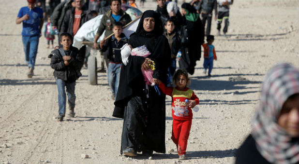 Civilians flee fighting between Iraqi forces and Islamic State fighters in Mosul