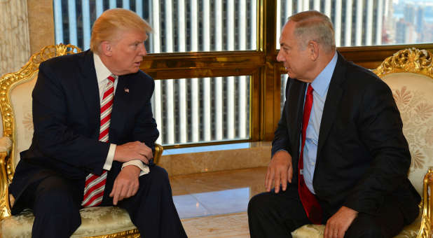 Israeli Prime Minister Benjamin Netanyahu (r) speaks to then-Republican U.S. presidential candidate Donald Trump during their meeting in New York in September.
