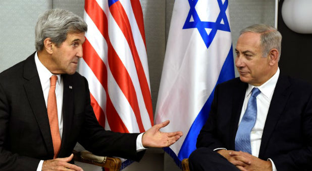U.S. Secretary of State John Kerry (L) meets with Israeli Prime Minister Benjamin Netanyahu