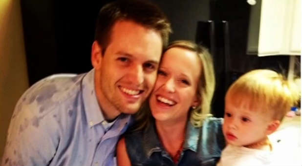 Gentry and Hadley Eddings with their toddler son who died, Reed.