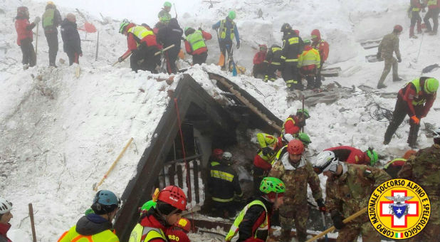 Rescue workers search around the Hotel Rigopiano in Farindola, central Italy, hit by an avalanche