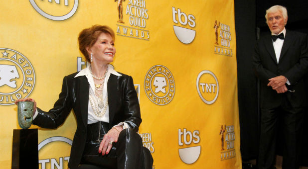 Actress Mary Tyler Moore poses backstage after accepting the Lifetime Achievement Award from presenter Dick Van Dyke (R) at the 18th annual Screen Actors Guild Awards in Los Angeles, California Jan.29, 2012.