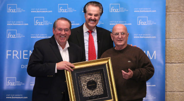 Mike Huckabee receives his Friends of Zion Award.