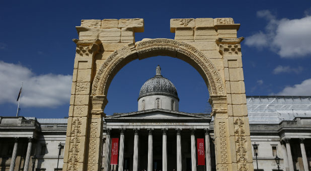 A 5.5-meter (20ft) recreation of the 1,800-year-old Arch of Triumph in Palmyra, Syria, is seen at Trafalgar Square in London