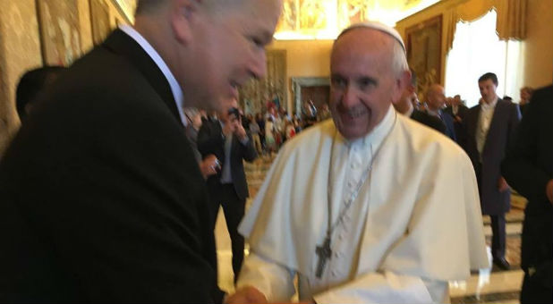 Dr. Billy Wilson meets Pope Francis.