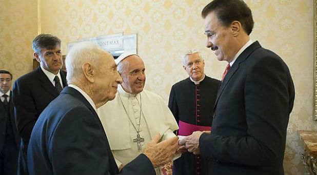 Mike Evans, far right, meets with Pope Francis, center.