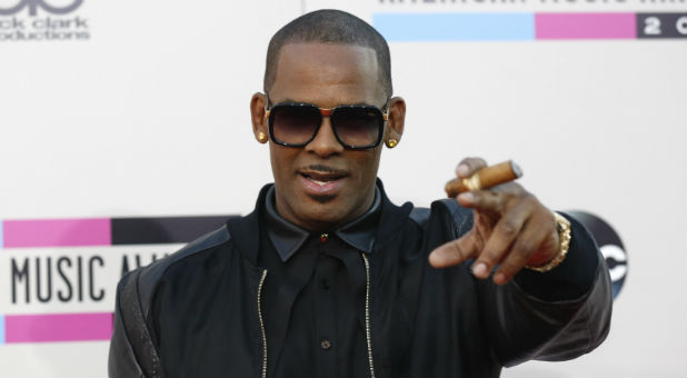 R&B singer R. Kelly flat-out denies allegations he's holding young women in an