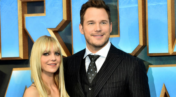 Chris Pratt (R) poses with his wife, Anna Faris, as they attend a premiere of the film