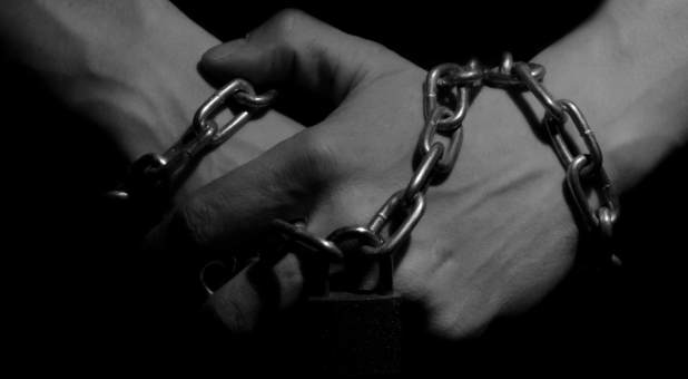 2017 life Men hands in chains